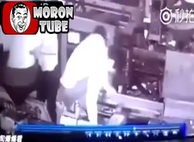 Video :A worker in China has his hand crushed while attempting to fix a machine